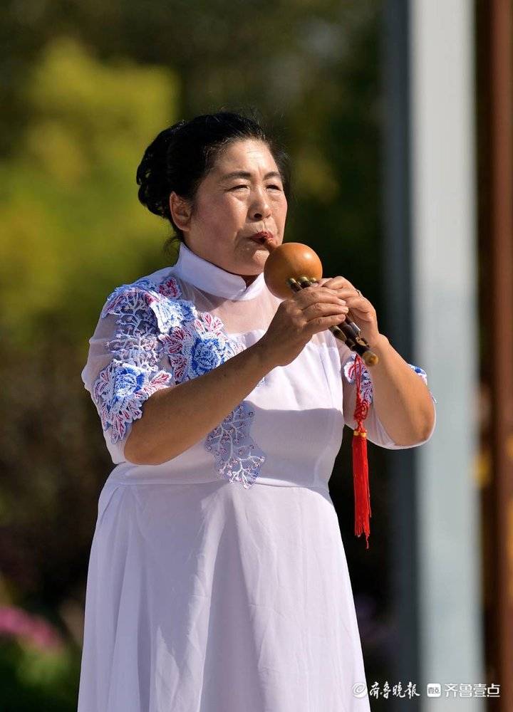 百合居委会芦花葫芦丝队队长李文菊：吹出别样夕阳红