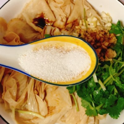 凉拌香辣豆腐皮,比辣条还好吃的豆腐皮做法