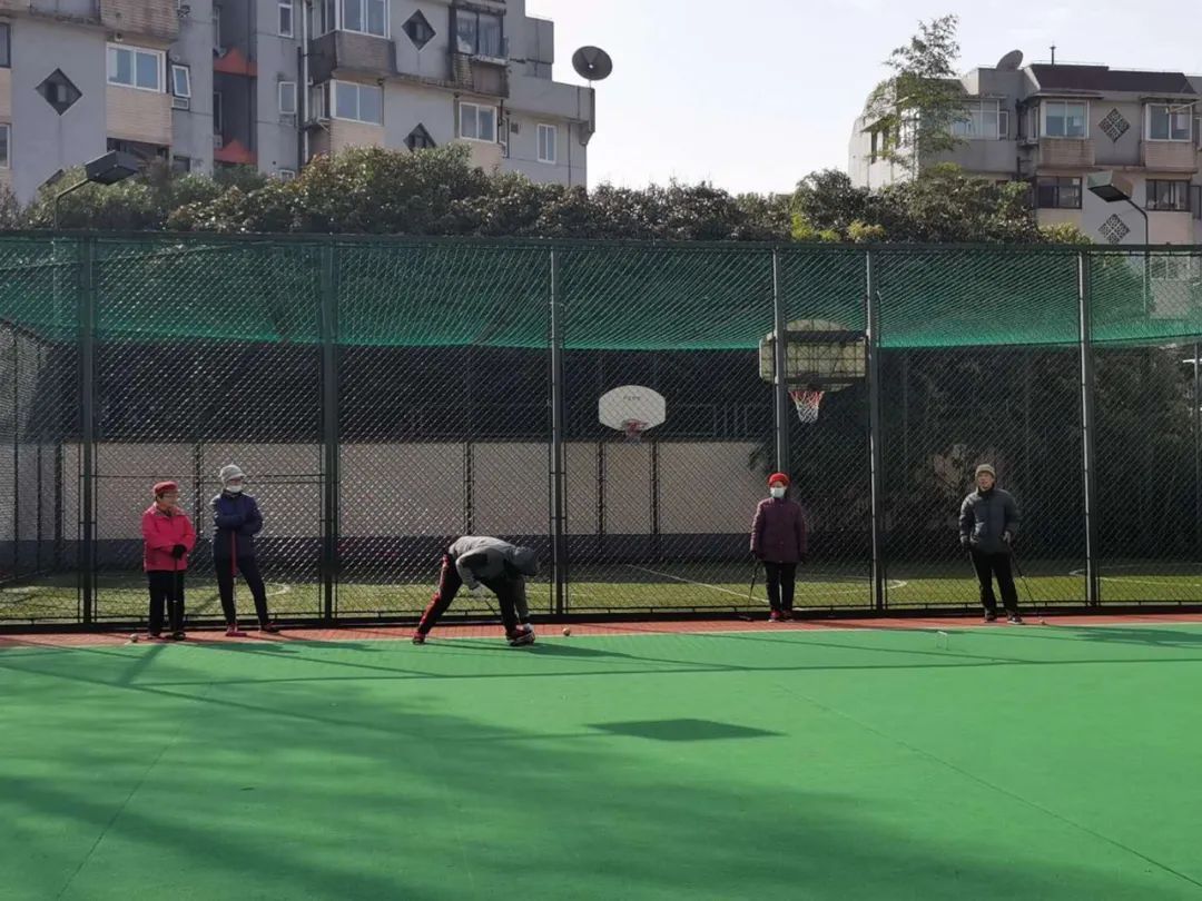 长宁唯一的一支门球队，球员平均年龄近70岁，仍旧是“生龙活虎”