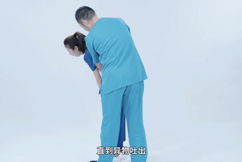 老人卡异物的急救方法,老人卡喉怎么急救
