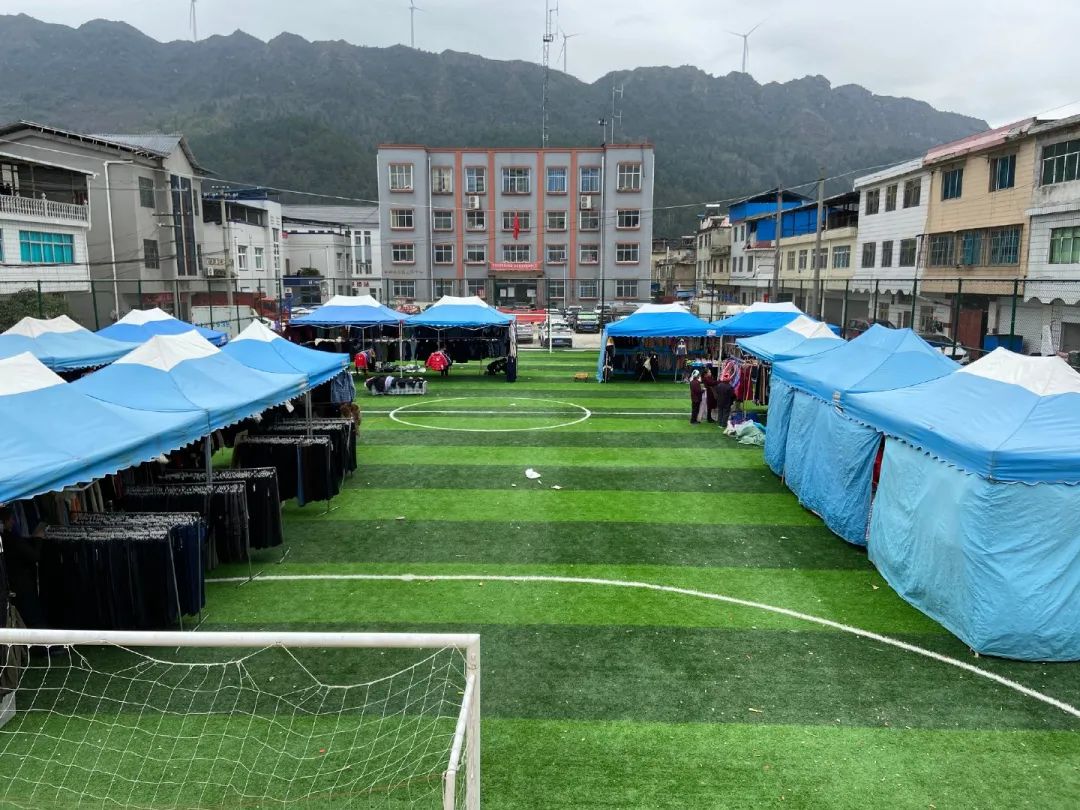 足球场被用于赶集,足球场用于赶集