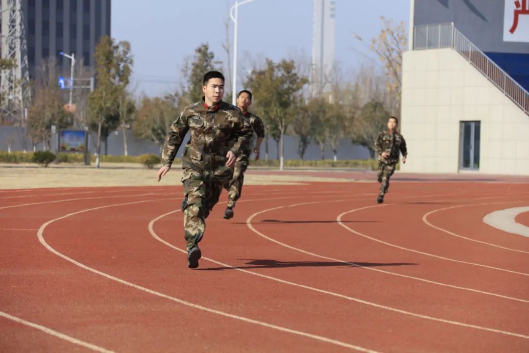 面对考验,预备特战队员比武