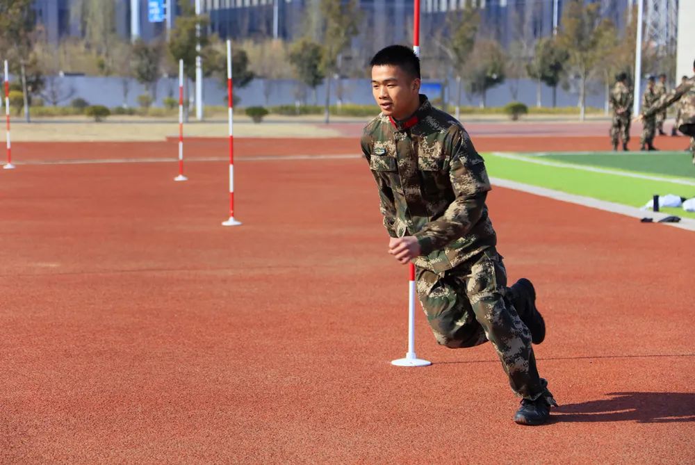 面对考验,预备特战队员比武