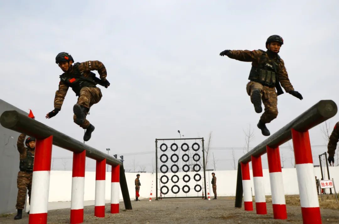 面对考验,预备特战队员比武