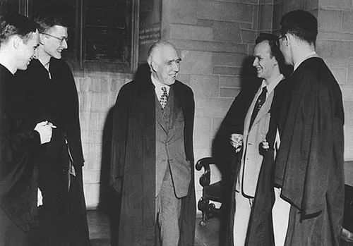 他说有好多平行宇宙存在，但他并不是民科