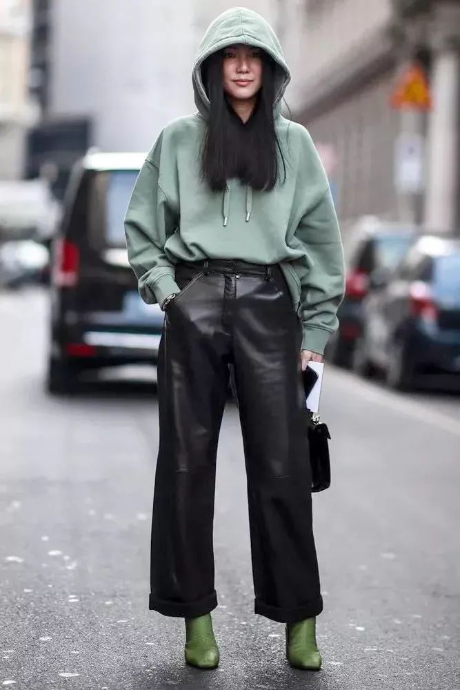 卫衣季节,秋季潮搭连帽卫衣尽显青春活力感