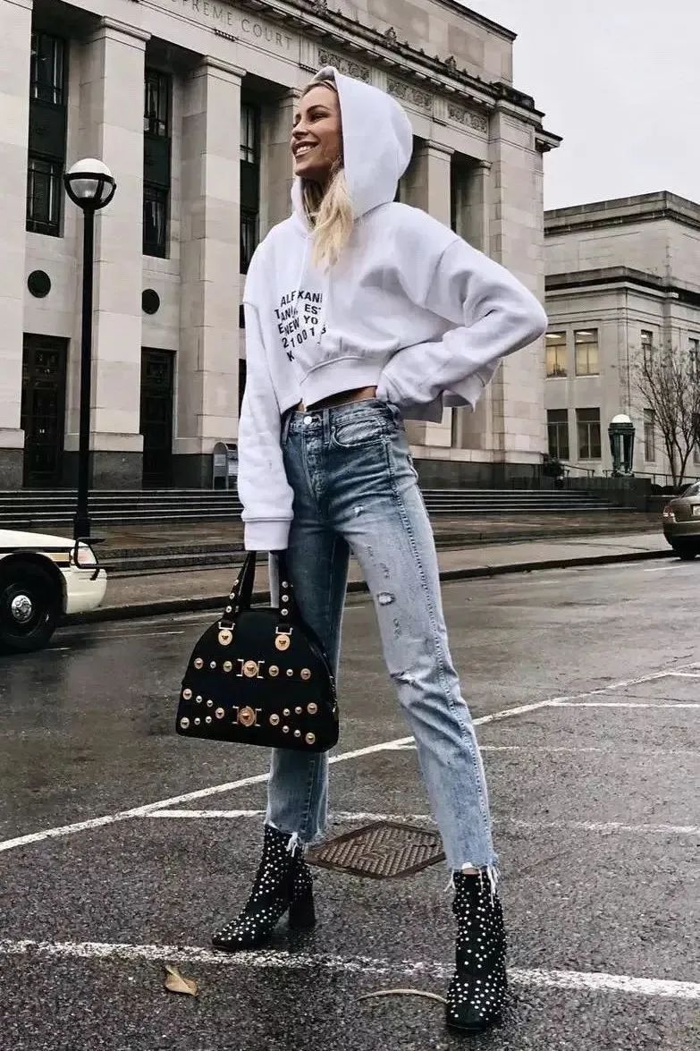 卫衣季节,秋季潮搭连帽卫衣尽显青春活力感