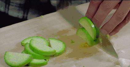 疼！厦门一女子边切菜边闲聊，菜刀剁掉指头肉！医生：或变“纽扣指”