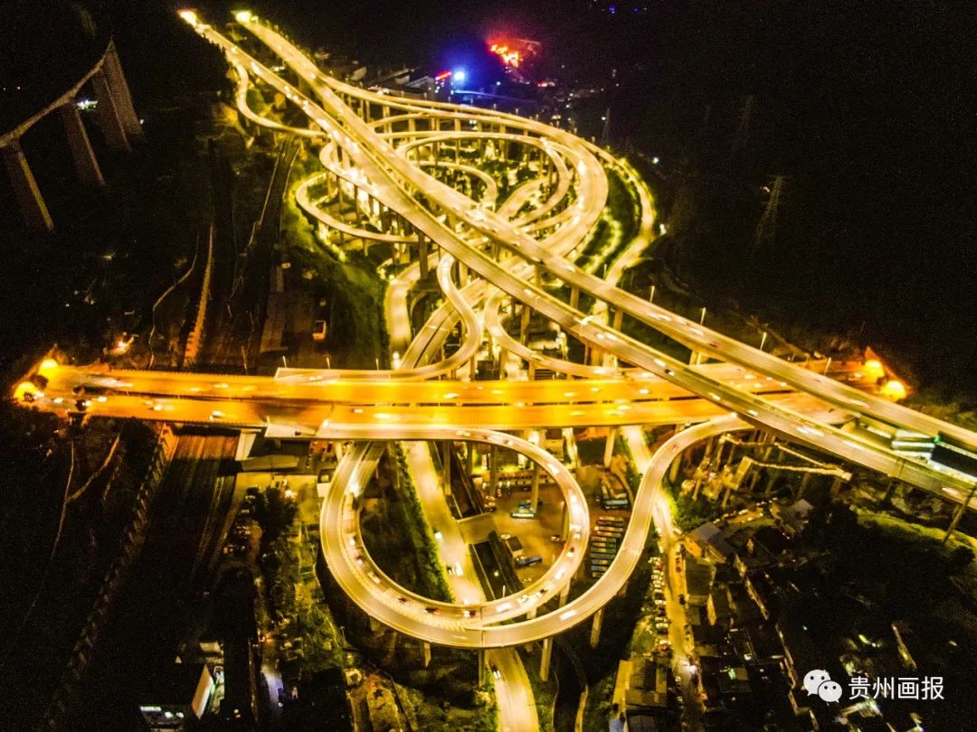 华灯初上的下一句是,华灯初上里面的纯音乐