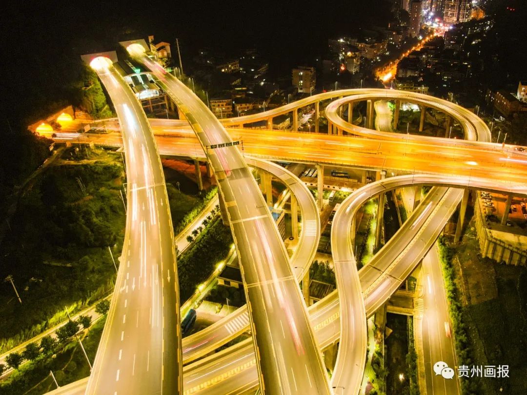 华灯初上的下一句是,华灯初上里面的纯音乐