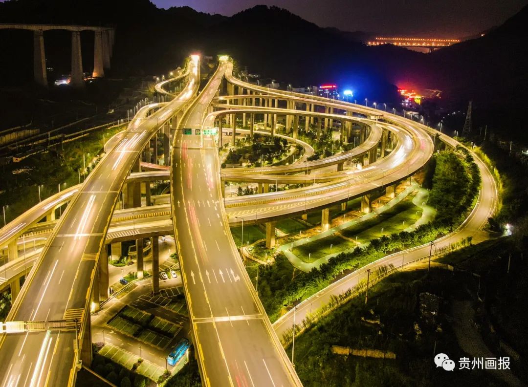 华灯初上的下一句是,华灯初上里面的纯音乐