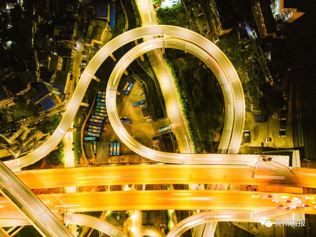 华灯初上的下一句是,华灯初上里面的纯音乐