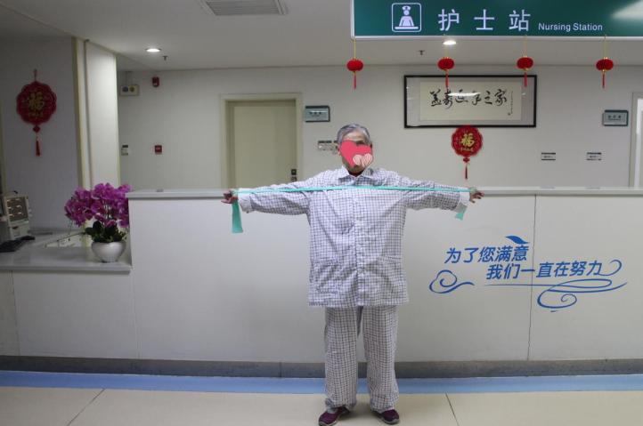 老人走路很快停不下来是什么病,老人走路缓慢微颤抖