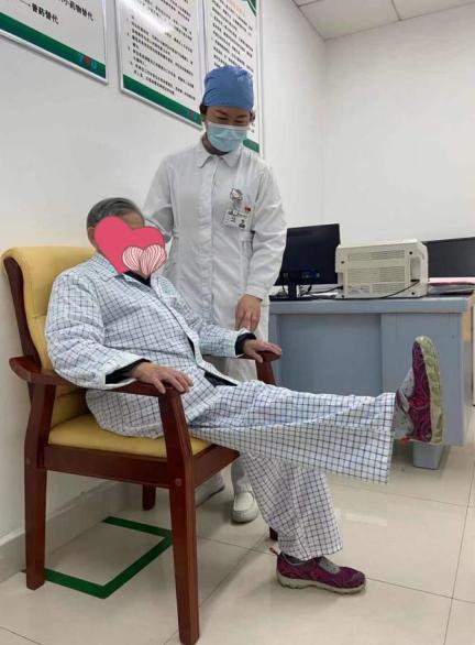 老人走路很快停不下来是什么病,老人走路缓慢微颤抖