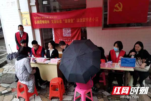 学习雷锋睦邻里志愿服务进万家