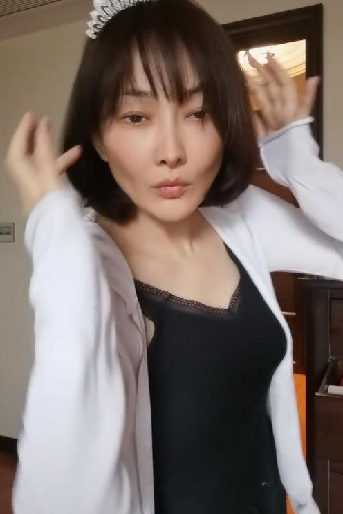 47岁牛莉秀马甲线,47岁牛莉晒素颜照马甲线太瞩目