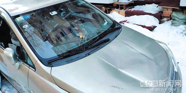 楼顶落雪砸坏车谁的责任,楼顶掉积雪砸到人谁责任