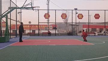 追光｜一个铁圈、两根木头、三块木板，撑起少年“篮球梦”