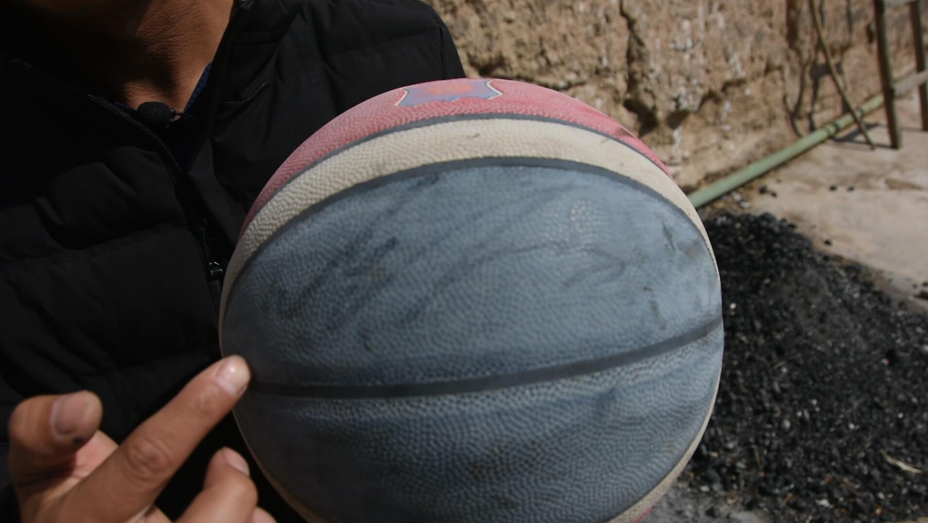 追光｜一个铁圈、两根木头、三块木板，撑起少年“篮球梦”