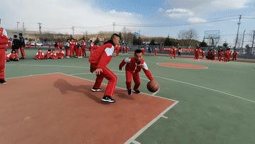 追光｜一个铁圈、两根木头、三块木板，撑起少年“篮球梦”