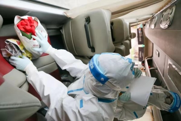 12名入境船员行李物品中有猫腻！上海海关查获64件象牙制品