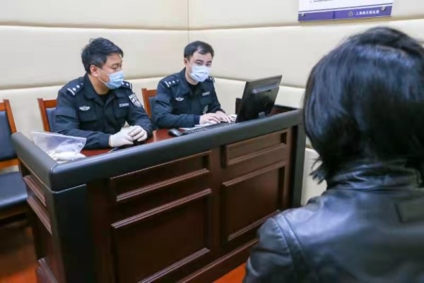 12名入境船员行李物品中有猫腻！上海海关查获64件象牙制品