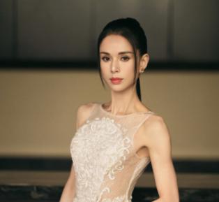 46岁李若彤惊人马甲线,54岁李若彤暴瘦