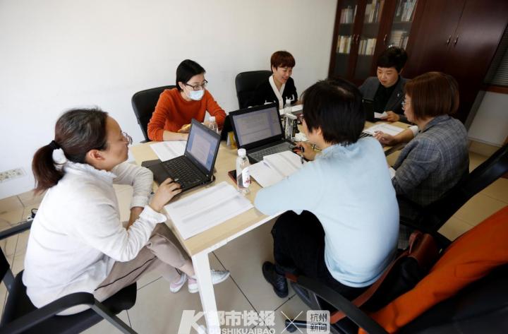 1359篇进入最后一关,评委全是大咖!第四届杭州市中小学生“我的春节”主题征文大赛今天现场评审