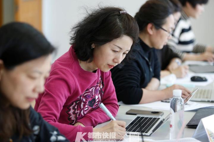 1359篇进入最后一关,评委全是大咖!第四届杭州市中小学生“我的春节”主题征文大赛今天现场评审