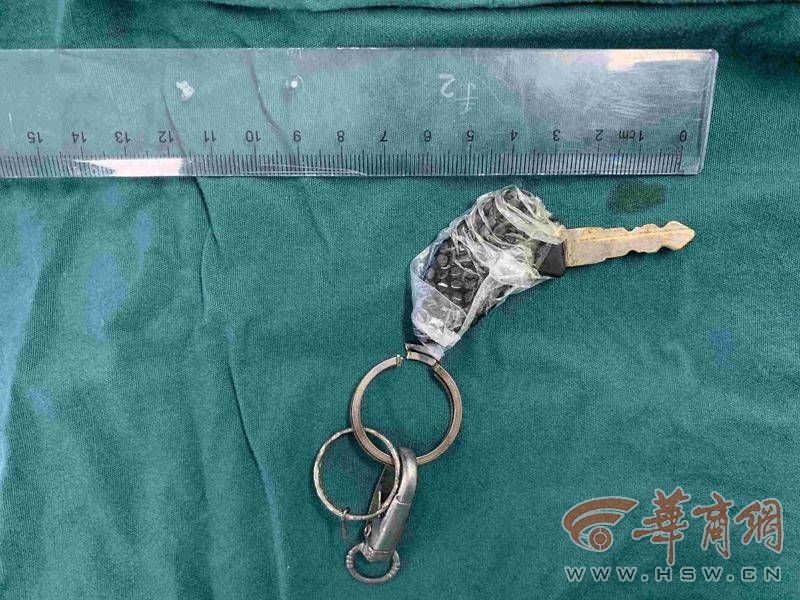 西安男孩骑自行车摔倒撞倒孩子,2岁男童意外摔倒