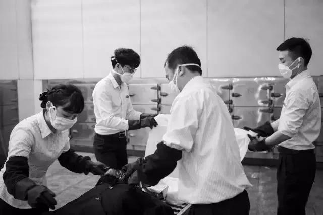 中国入殓师：被问工作就说是民政部门，摸着尸体像冰啤，化妆时逝者眼睛突然睁开