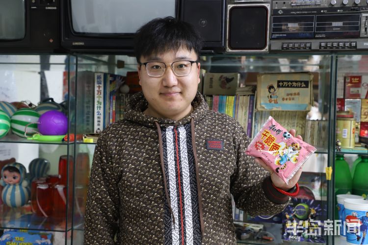 百味人生丨一箱过期方便面能卖3600！青岛小伙攒出“80后时光机”，收藏近6000件老物件