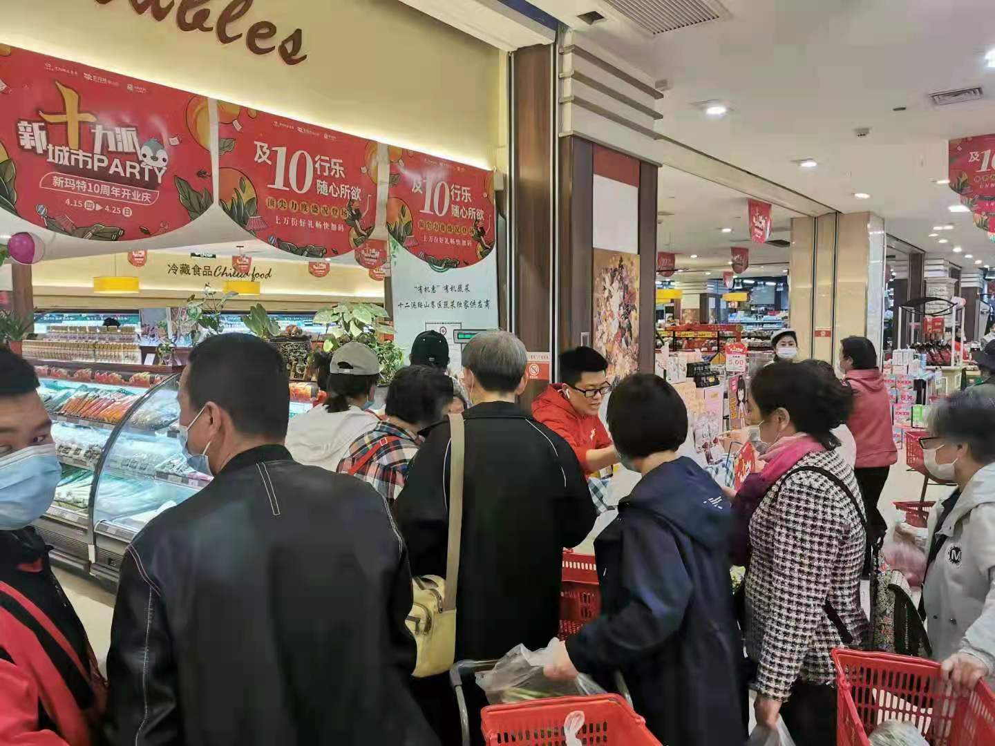 创新举措促进市民消费 (市民尽享优惠消费持续升温)