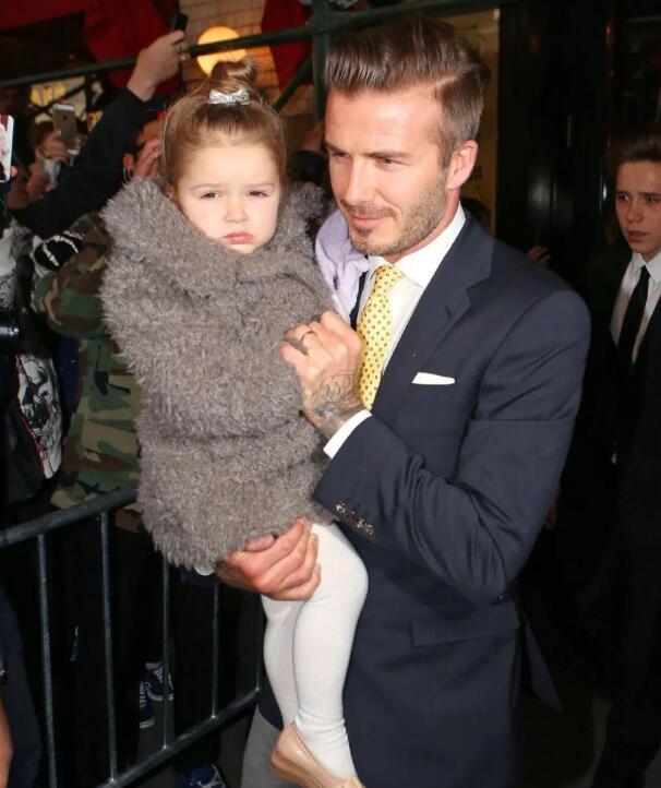 贝克汉姆小七胖了一圈,贝克汉姆小七一岁时全家照