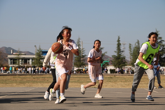 迤车中学这次篮球赛，动作姿势都OK，萌萌达