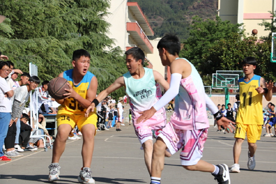 迤车中学这次篮球赛，动作姿势都OK，萌萌达