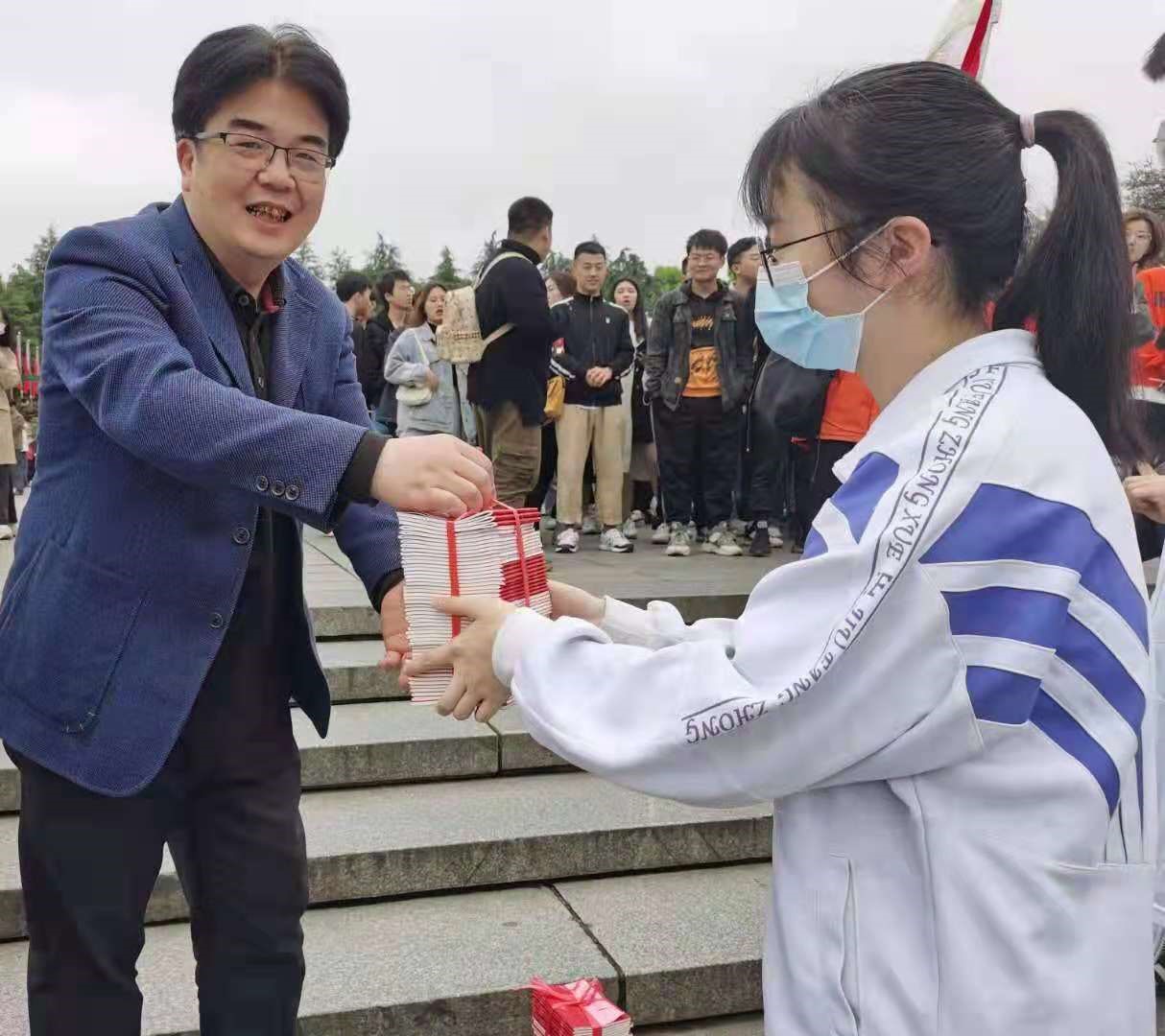 株洲市九方中学举行2021届高三学生成人礼