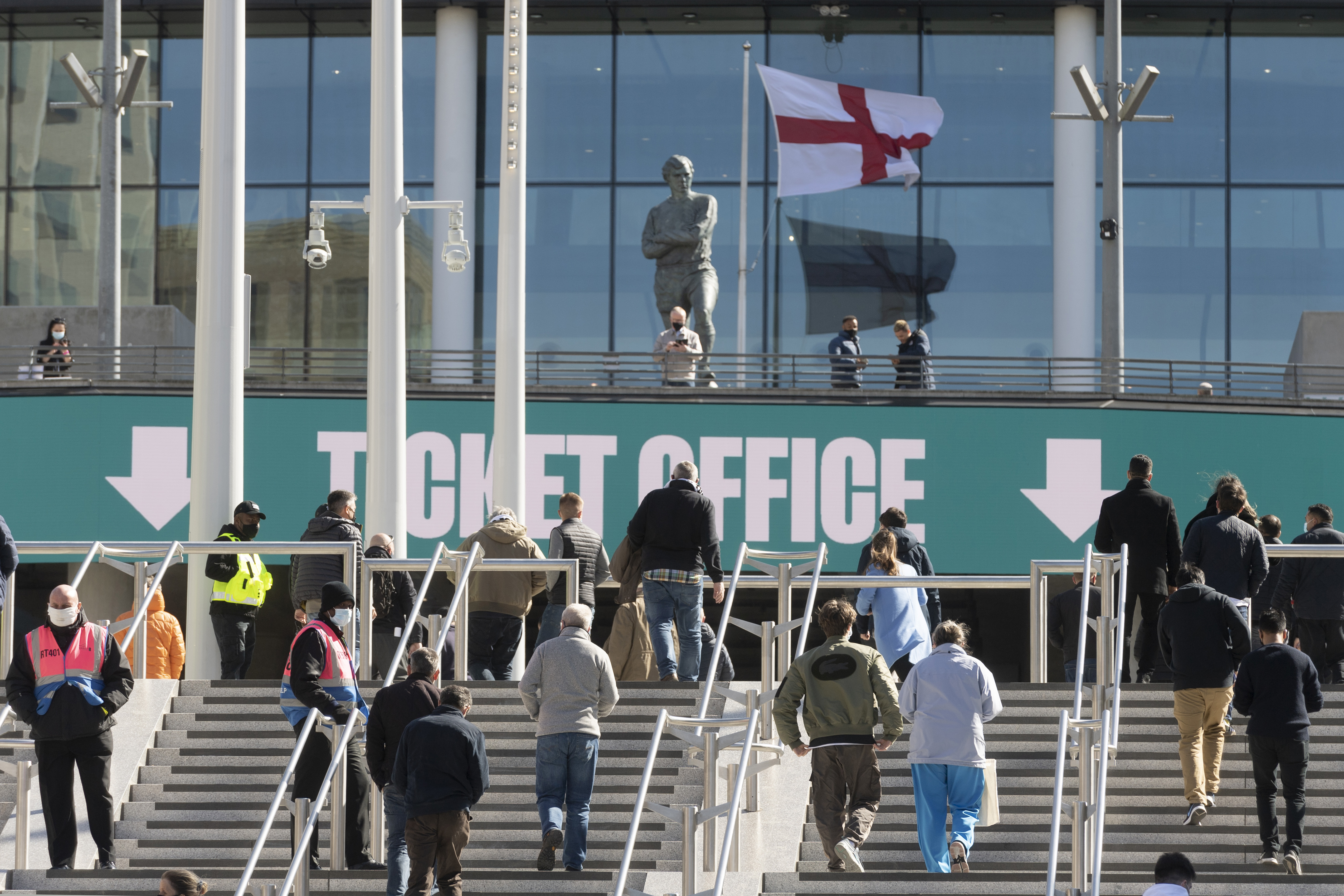 足球——联赛杯决赛试行观众入场