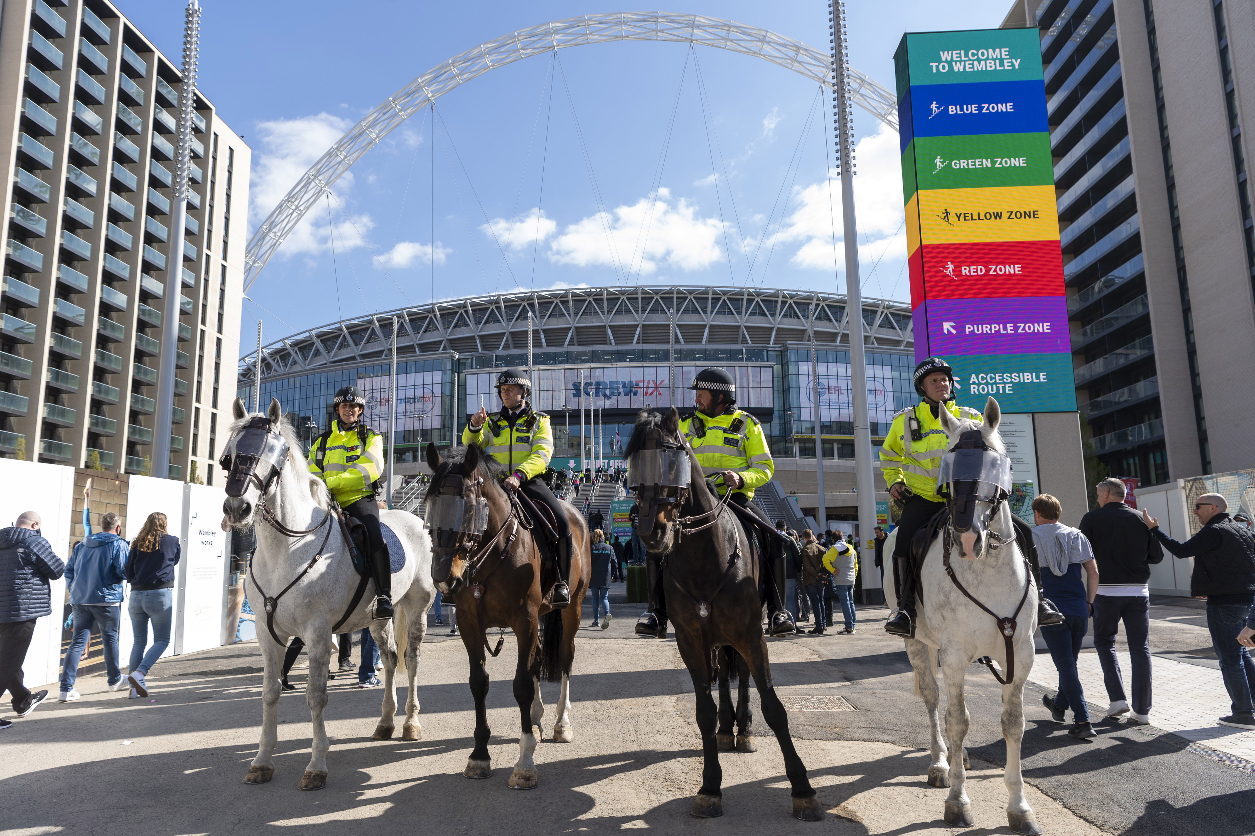 足球——联赛杯决赛试行观众入场