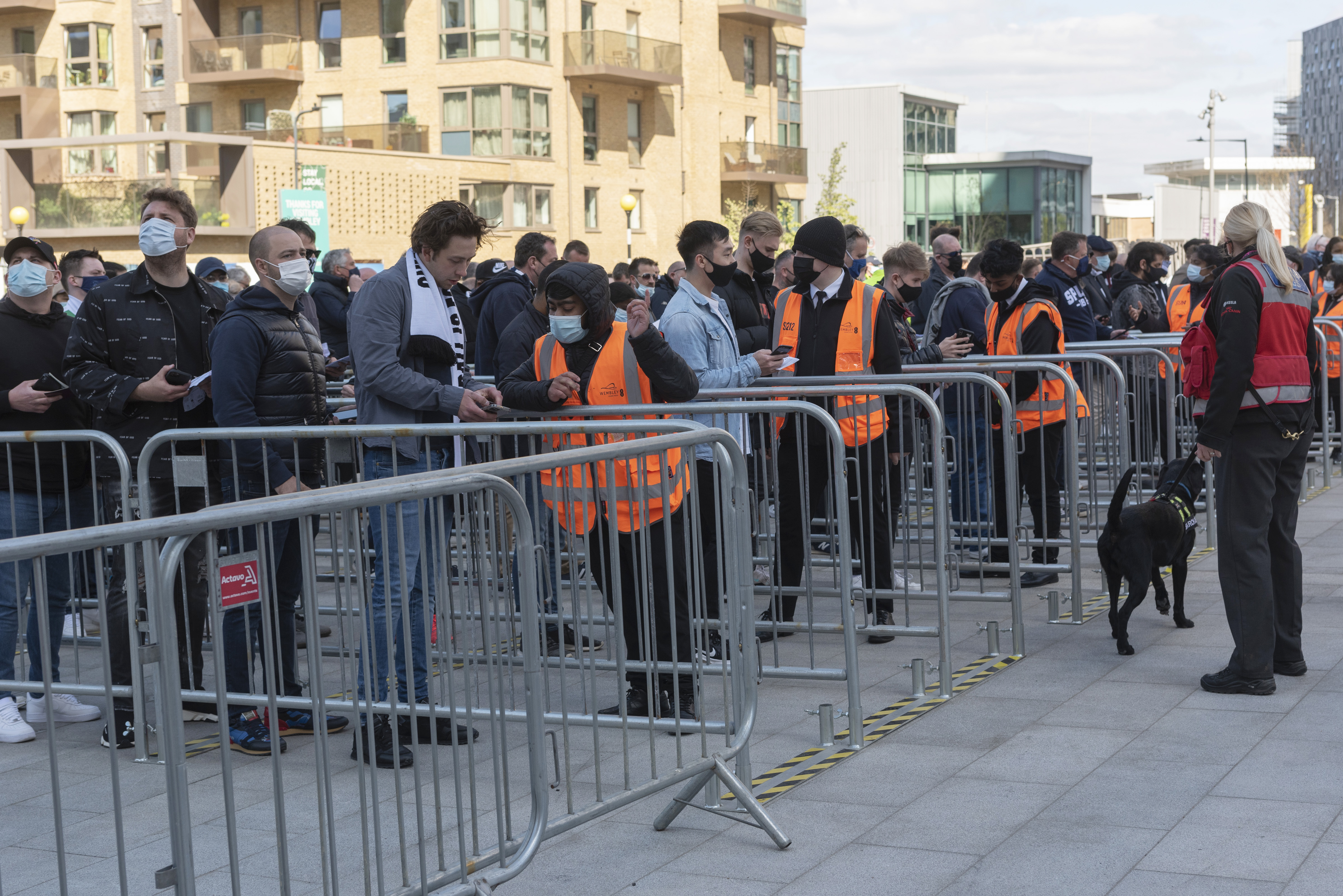 足球——联赛杯决赛试行观众入场