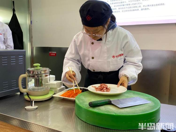 妈妈的味道！这所大学设公益厨房，学生下厨亲手做家乡菜