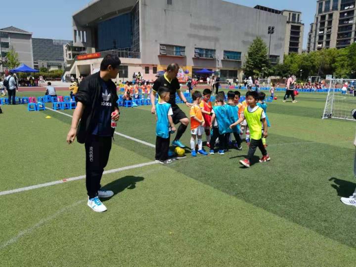 小脚丫体育活动小班,体育足球知识小学