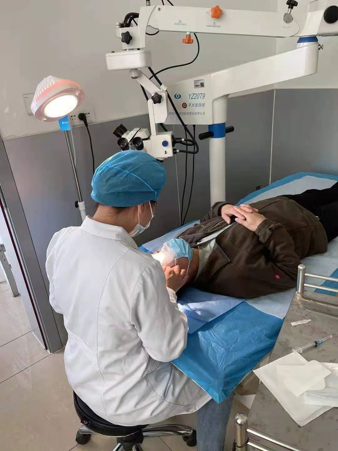 儿子误把502胶水滴眼睛,五岁男童502胶水滴在眼睛里