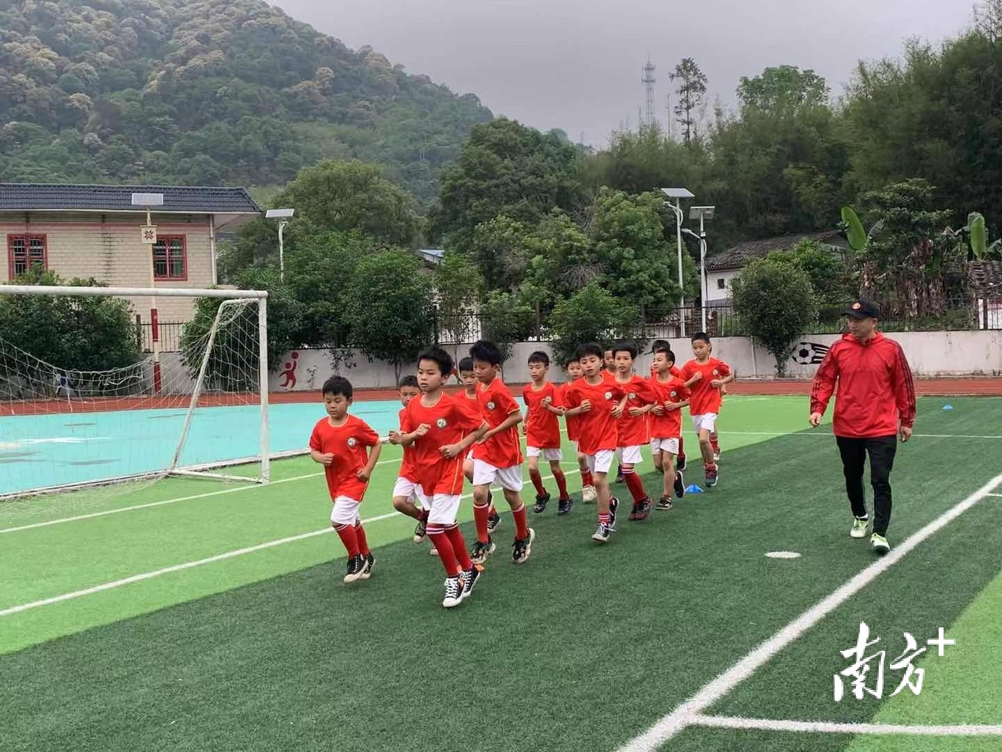 助力山区儿童足球梦,爱心帮扶助乡村学生圆足球梦