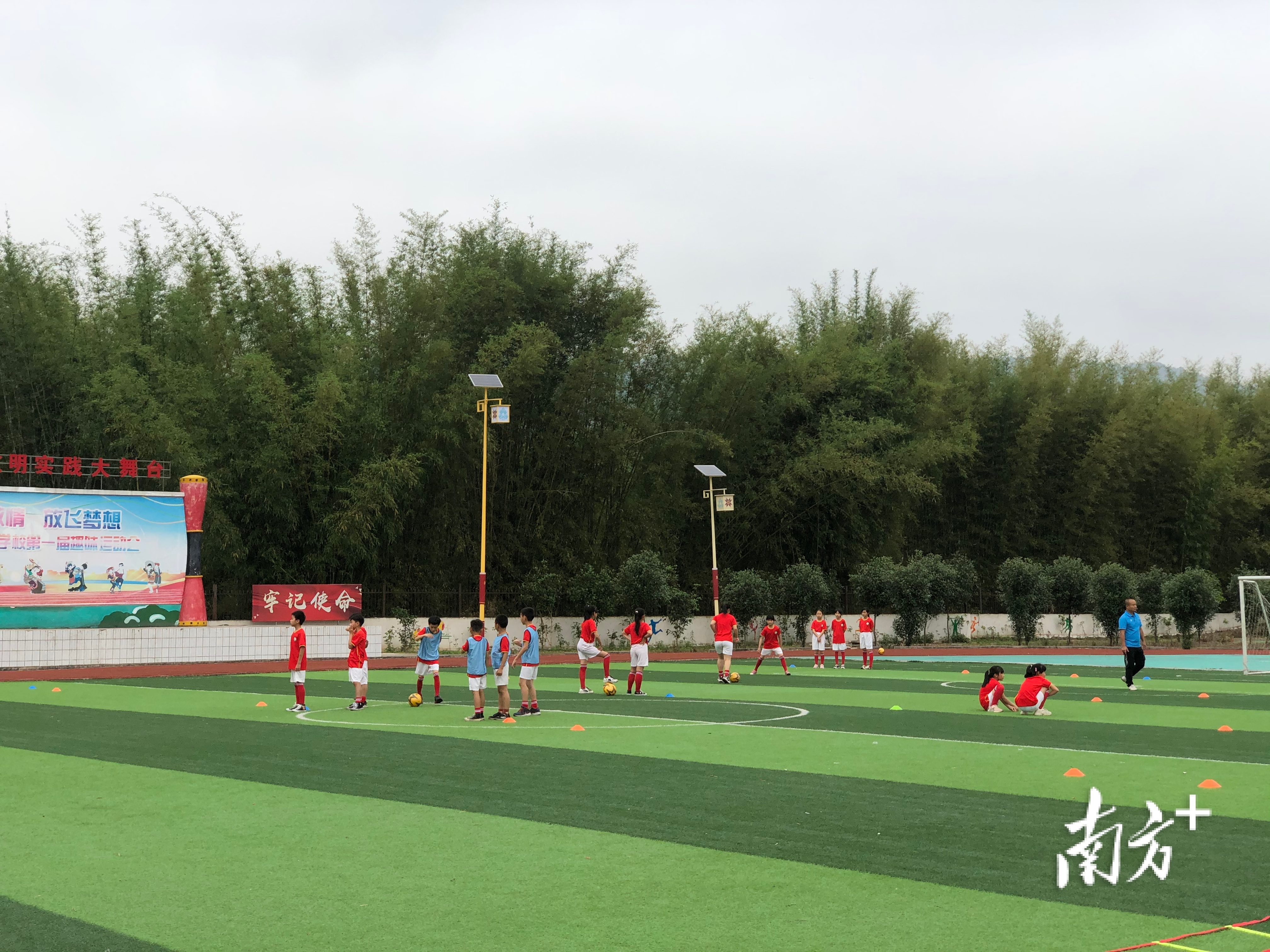 助力山区儿童足球梦,爱心帮扶助乡村学生圆足球梦