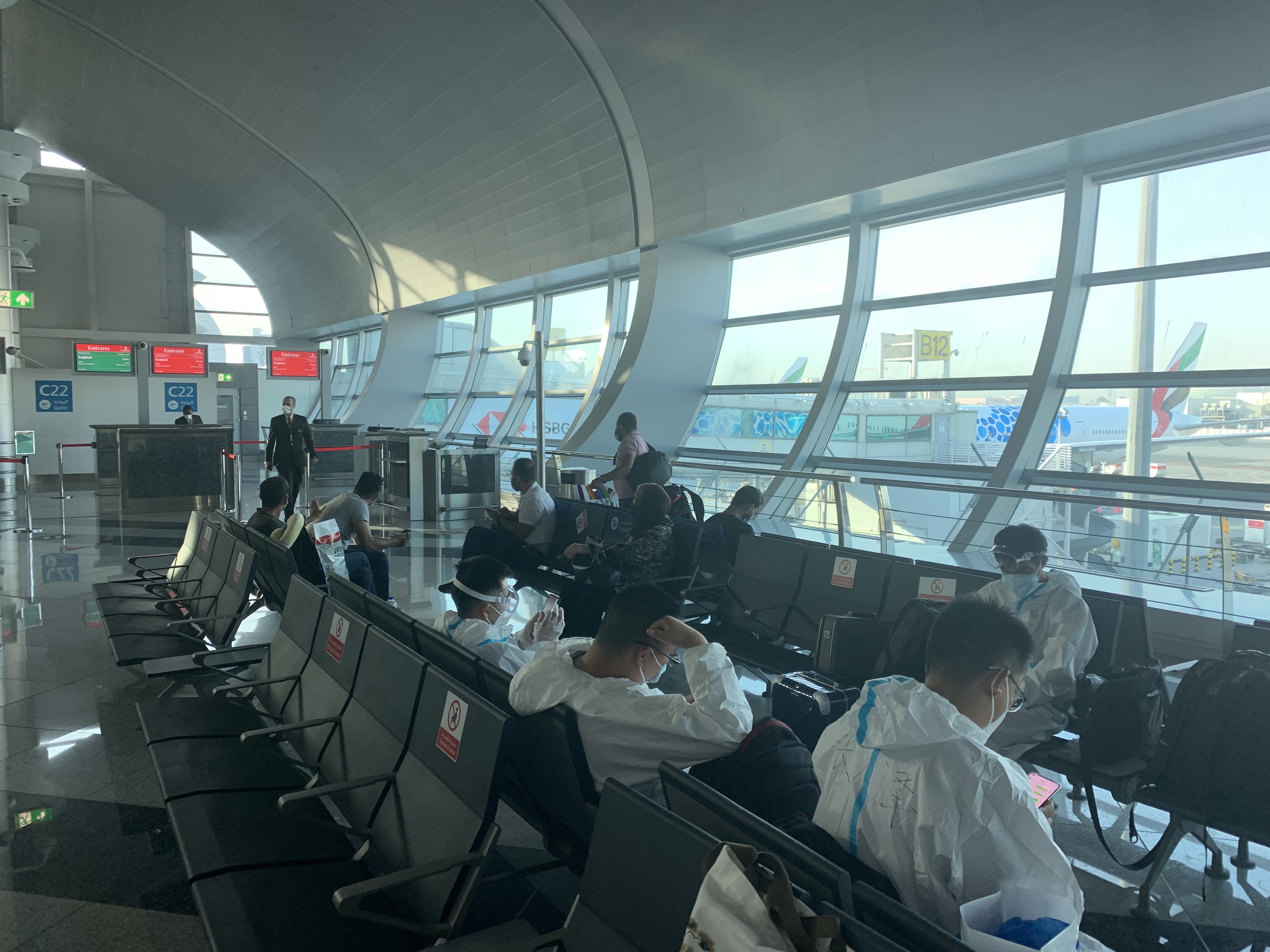 记者手记|为了工作生活，疫情中他们逆行奔赴海外……