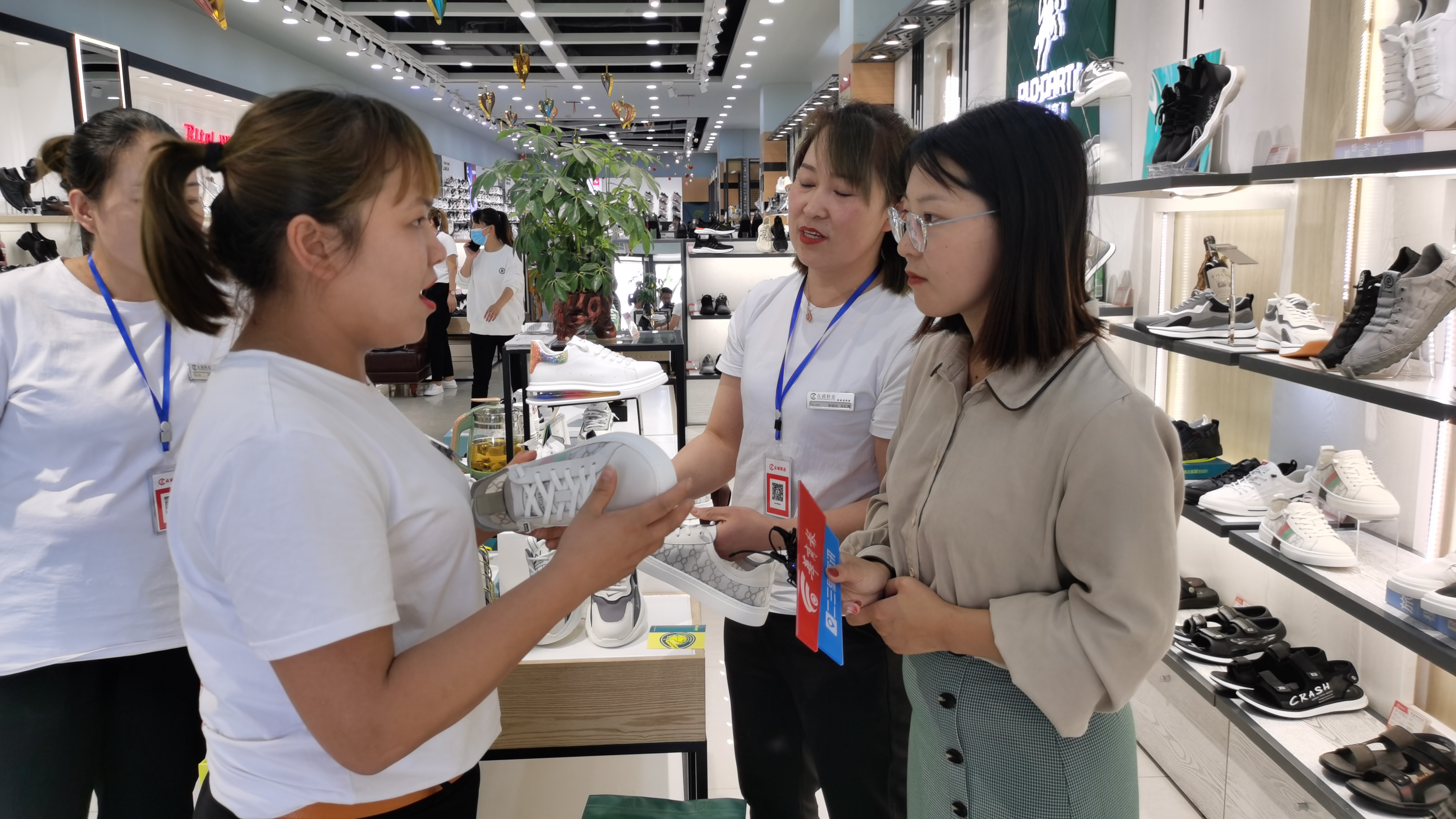 买鞋遇到质量问题怎么办,专卖店刚买的鞋发现问题能换吗