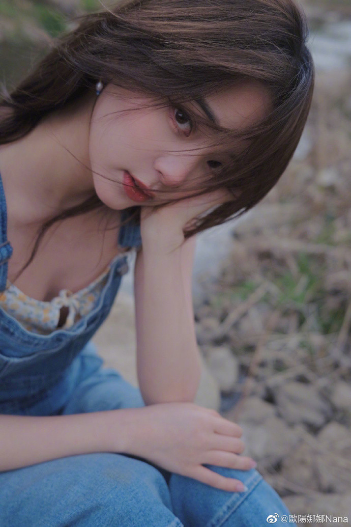 欧阳娜娜白色背心,欧阳娜娜镂空背心