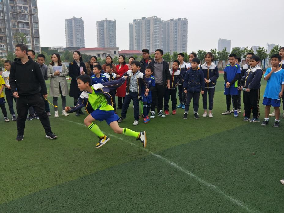 校园中国杯足球比赛绘画,龙南2024年足球比赛龙洲小学