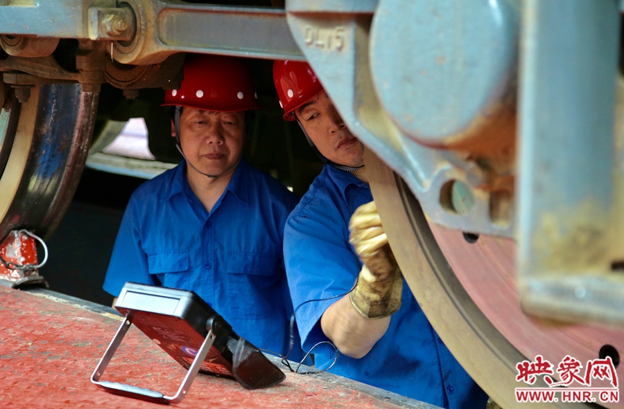 探访铁路“4S店”看看火车头如何做保养